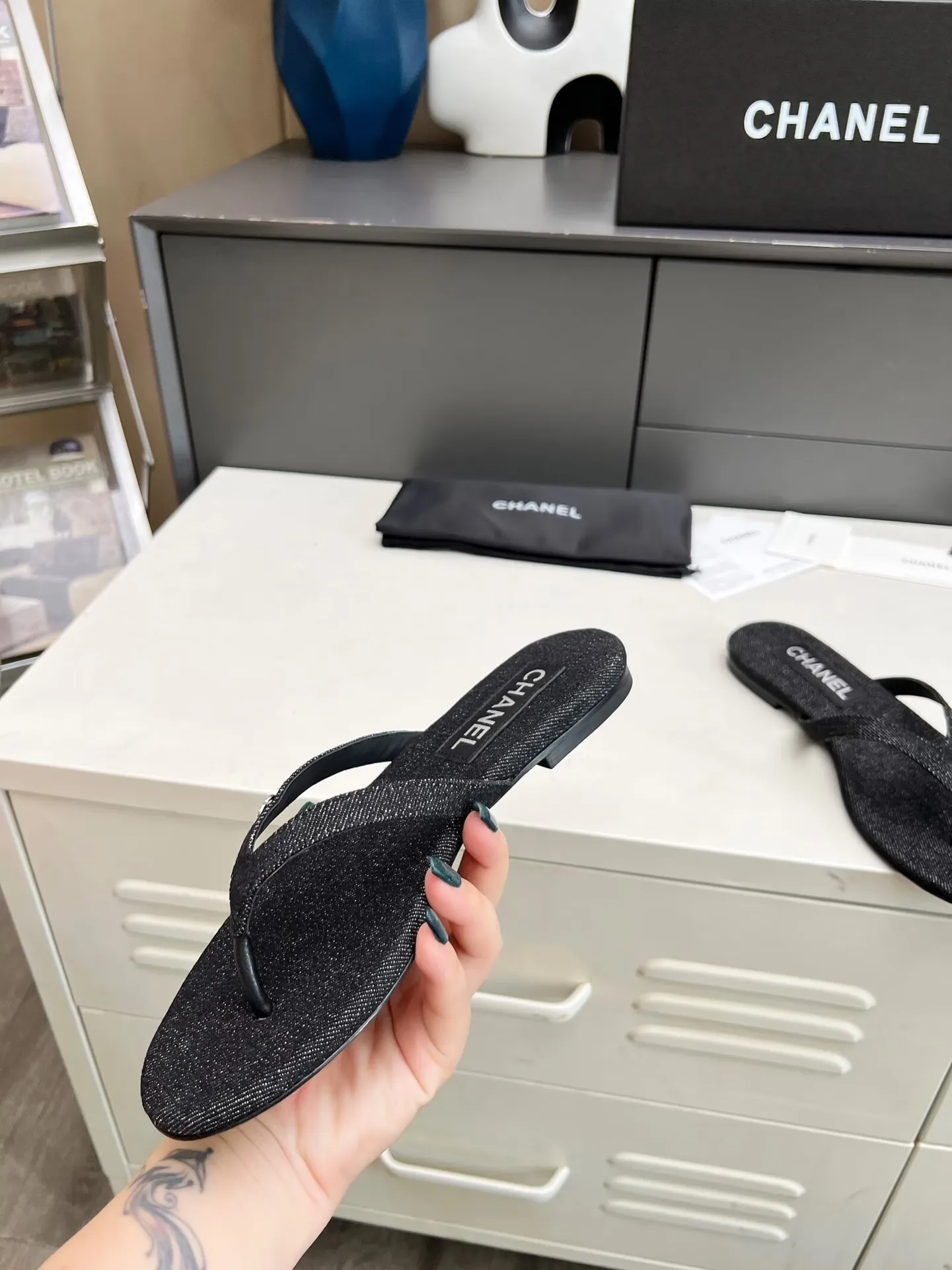 👟👟Ex-factory price 380👟👟 Chanel new spring and summer genuine leather outsole flip-flops✅ I was really moved by this shoe when I first saw it💓 I liked it at first sight [surprised], 😊 and it has Chanel’s classic diamond logo💎 Fabric: imported cowhide 🐂 Denim, velvet Lining: cow lining Color: black Code number: 35-41 (41 can be customized and non-returnable) Outsole: Made of genuine leather outsole Packaging: with card, cloth bag
